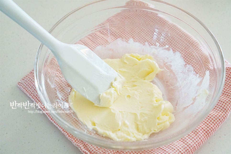 버터를 주걱으로 가볍게 풀어줍니다. 슈가파우더와 소금을 넣고 섞어줍니다. 소금은 가는 입자로 넣어주어야 골고루 잘 섞인답니다. 슈가파우더가 섞이면서 질감이 부드러워져요.