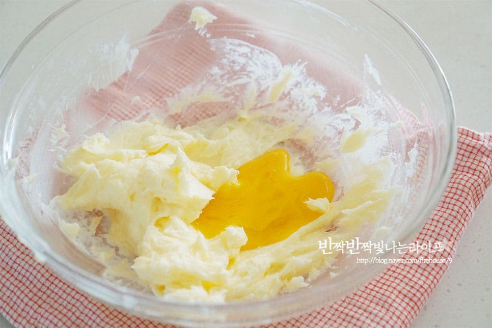 계란과 바닐라익스트랙, 연유를 넣고 섞어줍니다. 이때 계란은 노른자 1개에 흰자 약간 넣고 25g 맞추어 넣었어요. 연유가 들어가면 고소한 향이 더 깊어요. 주걱이나 거품기로 잘 섞어줍니다. 버터링 반죽을 만들 때 너무 많이 젓게 되면 오히려 식감이 단단해질 수 있어 섞일 정도로만 섞어주세요.