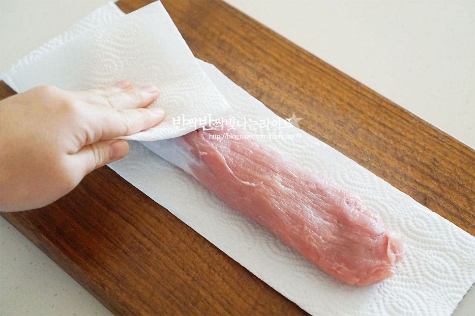 돼지고기 안심 요리는 등심에 비해 부드러워 아이 어른 모두 먹기 좋은데요. 먼저 키친타월로 핏물을 제거해 줍니다. 보통 안심 부위는 길게 잘라 팔기 때문에 길쭉한 모양을 4cm 정도 길이로 잘라줍니다. 자른 고기는 밑간을 하여 줍니다. 양파즙 1 큰 술, 맛술 1 큰 술 소금과 후추 약간 뿌려줍니다. 양파즙은 생략 가능한데 조금 더 부드럽게 먹고 싶어 넣었어요. 밑간하여 30분 정도 숙성해 줍니다.