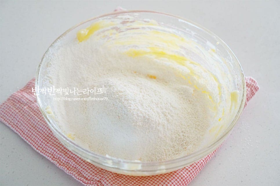 박력분과 아몬드가루는 곱게 체에 내려줍니다. 아몬드가루가 들어가면 더 바삭바삭 식감이 좋아요. 날가루가 보이지않도록 주걱을 세로로 세워 11자 모양으로 자르듯이 반죽을 만들어요.