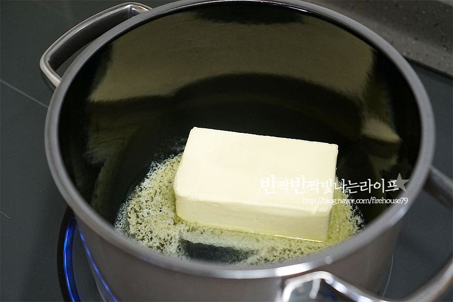 버터는 포장지를 벗긴 뒤 냄비에 넣고 약불로 녹여줍니다. 잘게 썰어서 넣으셔도 되고, 저와 같이 통으로 넣으셔도 됩니다. * 끓이다 보면 주변으로 튀어버리므로 깊은 냄비를 사용하는 게 편했어요. 만드는 내내 약불로 끓여줍니다. 혹시 중간에 눌어붙지 않을까 싶어 녹아드는 동안 한 번씩만 저어주었어요. 약불에서 서서히 녹다가 어느 순간이 되면 모두 녹아요.