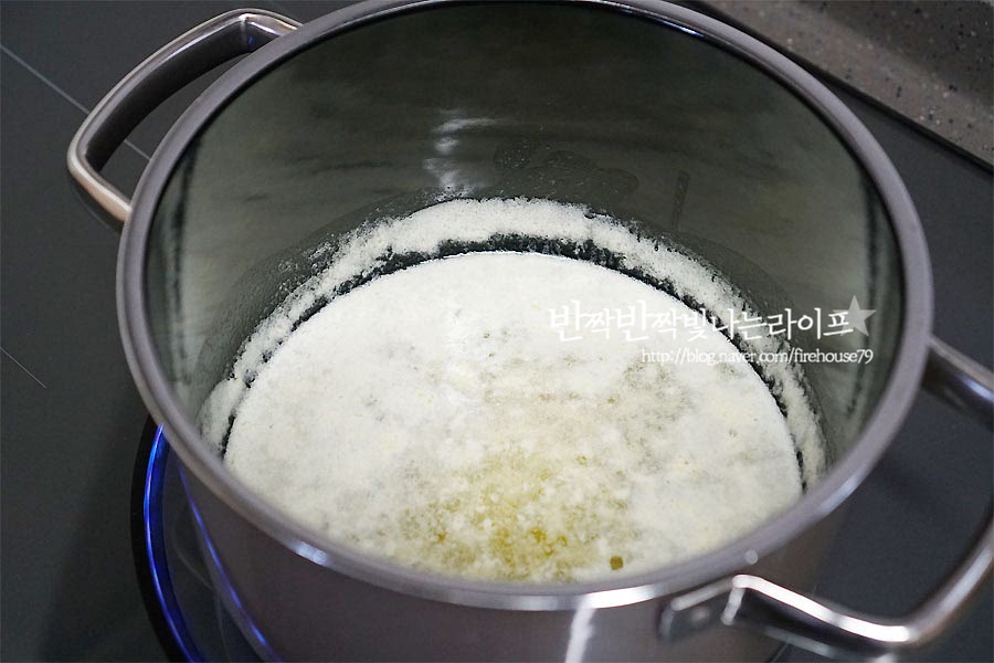 녹으면서 하얀 거품이 끓기 시작해요. * 계속 약불로 끓입니다. 하얀 거품이 사라지면서 점점 투명한 거품이 생겨나요. 투명한 거품이 보글보글 생기면서 수분이 날아가는 소리가 들려요. 그러면서 옅은 갈색이 되는데 이때 불을 꺼주시면 됩니다.