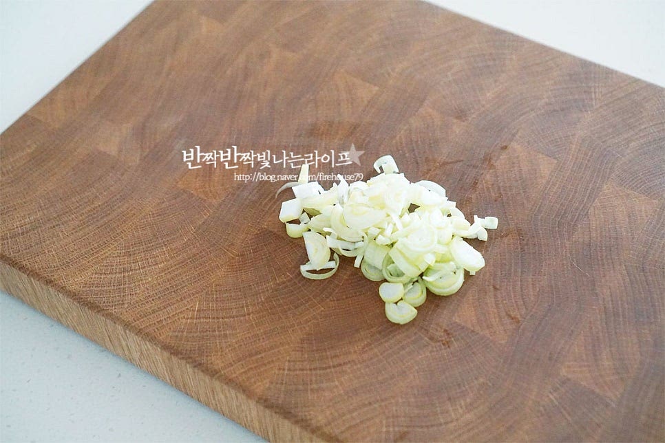 오래 버무리면 풋내가 날 수 있어 양념재료를 먼저 섞은 뒤 함께 무침을 만들어줄 것입니다. 양념장에 들어갈 대파는 잘게 썰어줍니다. 입맛에 따라 양파나 쪽파, 고추를 넣어도 좋아요. 짭조름한 감칠맛을 내기 위해 액젓 1½~2 큰 술, 매실액 1½ 큰 술 고춧가루 1½ 큰 술, 황설탕 1 작은 술 간 마늘 1/2 큰 술, 다진 파 2 큰 술을 넣어줍니다. 액젓은 간에 따라 양을 조절하여 짭조름하게 맞추어주고, 새콤달콤한 유채나물무침을 만들기 위해 식초와 설탕량을 조절해 줍니다. 매콤하면서 새콤달콤한 재료들이 어우러지면서 먹을수록 입맛을 돋운답니다. 설탕이 녹을 수 있도록 섞어줍니다.