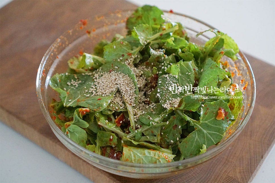 참기름, 깨소금을 뿌려 고소하게 완성해요. 볶은 깨를 갈아서 뿌려주면 고소한 풍미를 더욱 진하게 맛볼 수 있어요. 바로 버무려 먹어야 맛있는 겉절이는 먹기 직전에 무친 뒤 푸짐하게 담아냅니다. 그대로 반찬으로 먹어도 좋지만 특유의 아삭함과 달큰 쌉싸래한 맛이 고기와 같은 육류와도 잘 어울려요. 영상도 같이 담았어요. 연한 겨울초를 손질하여 먹기좋게 자른 뒤 매콤하면서 신맛과 단맛이 적당하게 어우러진 양념에 맛있게 버무려 완성하는 겉절이 레시피 입니다. 유채나물무침 맛있게 만들어 봄나물의 맛과 향을 요리해드세요. 끄읕 !