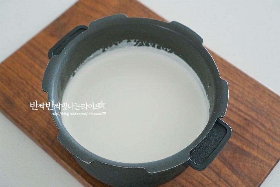 냉장고에서 꺼내어보면 윗면으로 1~~2cm 정도 두께의 유지방 층이 생겨있어요. 칼집을 넣고 들어보면 이렇게 유크림막이 있어요. 처음엔 조금 묽은 질감인가 했는데 윗부분만 잘 걷어내보니 진한 질감으로 잘 굳어져 있더라고요. 생각보다 양이 적긴 해도 만들어졌어요.