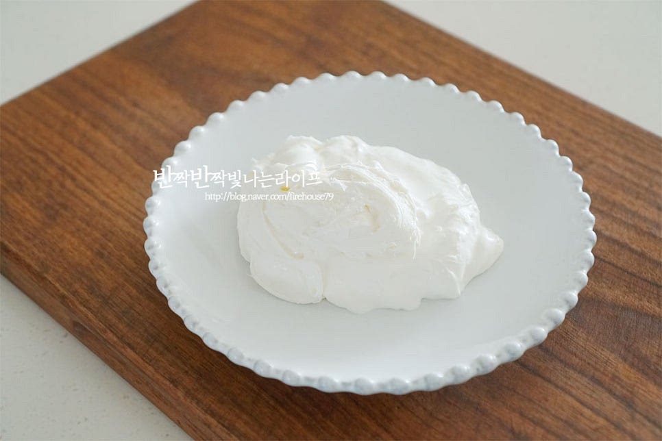 그릇에 먹기 좋게 담은 뒤 꿀이나 견과류를 곁들여주어요. 유지방층을 걷어내면 우유가 꽤 많이 남는데요. 크림이 들어가는 파스타나 리조또, 스프 등을 만드는데 활용하시면 됩니다. 꿀은 조금 향이 진한 걸로 곁들이면 잘 어울리고 견과류는 잘게 부셔서 먹음 고소한 식감이 풍미를 살려줍니다. 특히 피스타치오가 잘 어울려요. 영상도 같이 담았어요. 갓 만들어 먹음 고소하고 부드러움이 쫀득하게 짙어요. 입에 넣음 녹아 내리는 맛인게 카이막 만의 매력이 있는 것 같아요. 오리지널 물소젖으로 만든 것보다는 아쉽지만 집에서 쉽게 구할 수 있는 재료로 만들어 먹기엔 좋은 것 같아요. 카이막 만들기 고소함에 녹아드는 맛을 느껴보세요^^ 끄읕 !