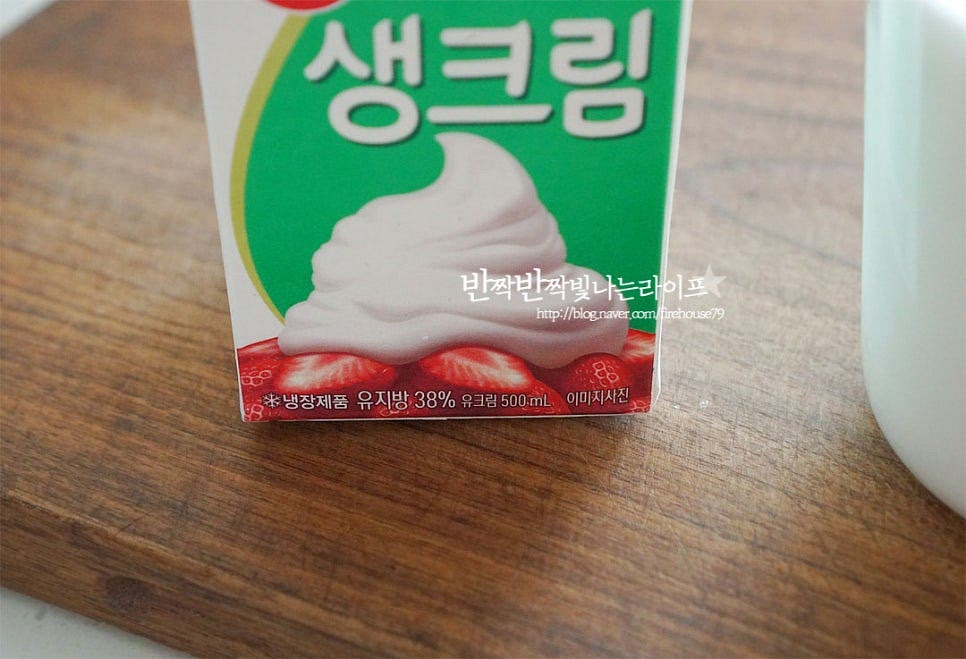 재료만 보면 간단해 보이지만 전기밥솥으로 만들기 과정은 시간이 꽤 소요되는 편입니다. 보온 기능을 활용하면 불 앞에 오래 서서 끓이지 않아도 되는데요. 요즘엔 집에서 간단하게 만드는법으로 전분가루를 넣고 만들기도 하는데 저는 밥솥이 더 낫더라고요. 앞서 말씀드린 것 같이 재료는 유지방 함량이 높은 것이 더 잘 만들어집니다. 내솥에 우유와 생크림을 1:1 비율로 넣어줍니다. 재료가 잘 어우러지도록 섞어줍니다.