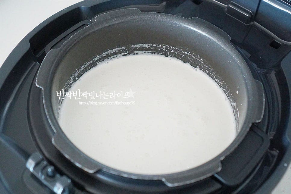 전기밥솥에 넣고 보온 버튼을 눌러줍니다. 보온상태로 12시간 둡니다. 12시간 뒤 꺼내어 랩을 씌워 냉장고에 넣고 24시간 둡니다. 오전에 보온해두었다가 오후에 꺼내어 냉장고에 하루 동안 두니 생각보다 만들만했습니다.