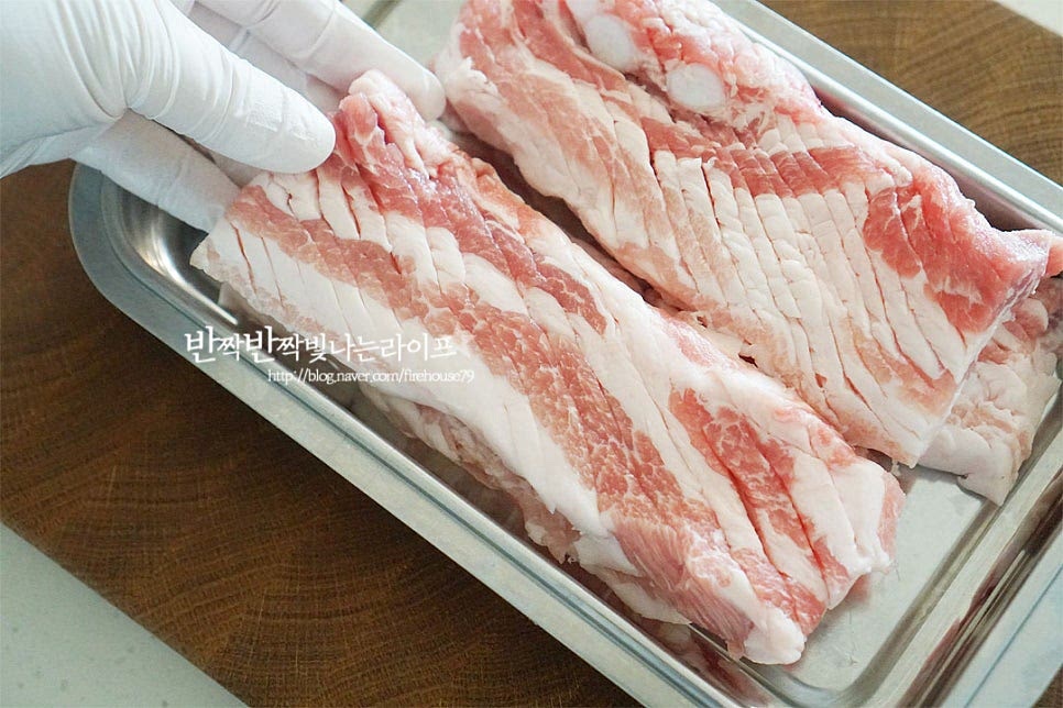 돼지고기 부위 중에서도 살코기와 지방이 적절히 섞인 삼겹은 구워서 먹어도 고소하게 맛있지만 양념에 재워 고추장구이를 만들어도 별미입니다. 칼집이 들어간 것을 사서 따로 손질할 것 없이 가볍게 핏물을 제거해 줍니다. 칼집이 들어가며 사이사이 간이 잘 어우러집니다.
