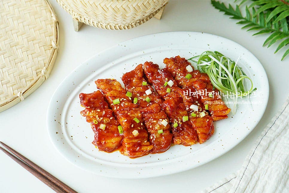 완성된 고추장삼겹살은 접시에 담은 뒤 통깨 약간 뿌리고 파채도 곁들였어요. 입맛에 따라 덮밥으로 올려 드셔도 좋으며 쌈야채나 마늘을 올려드셔도 푸짐해요. 영상도 같이 담았어요. 삼겹살에 칼집을 넣으면 간이 더 잘 배고 고추장을 기본으로 매콤 달콤하게 양념을 만들어 재워서 숙성한 뒤 구워 먹음 맛있게 완성이랍니다. 먹을수록 고소하고 맛있어요. 간단한 레시피로 맛있는 삼겹살 요리 즐겨보세요. 끄읕 !