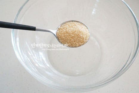 큼직한 크기의 볼에 양념장 재료를 넣어줍니다. 고추장 3 큰 술, 고춧가루 2 큰 술 진간장 2 큰 술, 간 마늘 1 큰 술 황설탕 1 큰 술, 조청(물엿) 1½ 큰 술 생강가루 약간, 맛술 2 큰 술 생강술(청주) 2 큰 술, 참기름 1 큰 술 후추 약간을 넣어주세요. 설탕이 녹을 정도로 잘 섞어주는데요. 장맛에 따라 단맛은 조절하여 주세요.