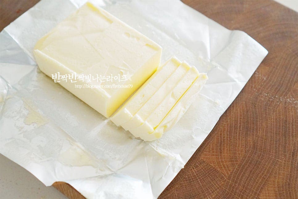 버터는 조금 두툼하게 잘라줍니다. 가염, 무염 입맛에 맞게 준비하고 바로 요리해 먹는 것이다 보니 부드럽고 풍부한 풍미를 느낄 수 있는 버터를 준비하면 더욱 맛이 좋습니다. 소금이 첨가된 가염으로 만들 땐 햄의 짠맛에 따라 너무 짜지 않도록 양을 조절해주세요.