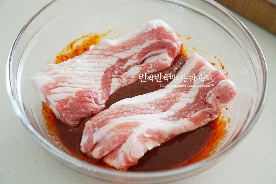 크기와 길이 따라 굽기 좋도록 반으로 자른 뒤 양념에 넣고 버무려줍니다. 칼집 사이사이 간이 밸 수 있도록 해요. 이대로 바로 구워도 되지만 미리 만들어 냉장고에서 반나절 정도 숙성하면 더 맛있게 맛볼 수 있어요.