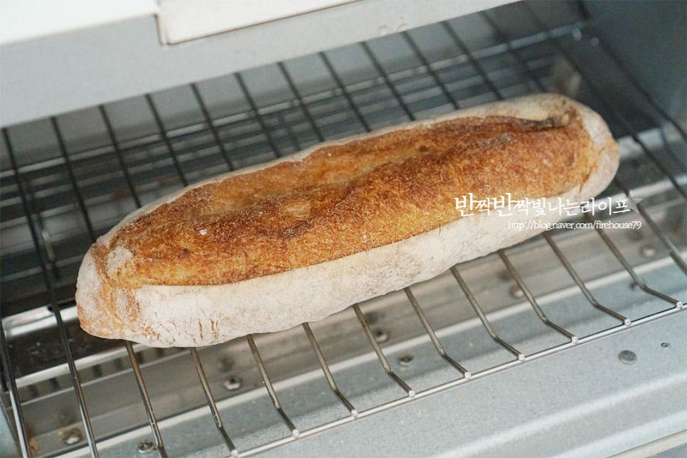 바게트는 구워서 겉을 바삭하게 준비했어요. 소프트 또는 하드 식감은 입맛에 맞게 준비해 주고, 소금빵이나 치아바타, 베이글과 같은 담백한 빵 종류도 좋습니다. 구운 빵은 길게 반으로 잘라 준비합니다.