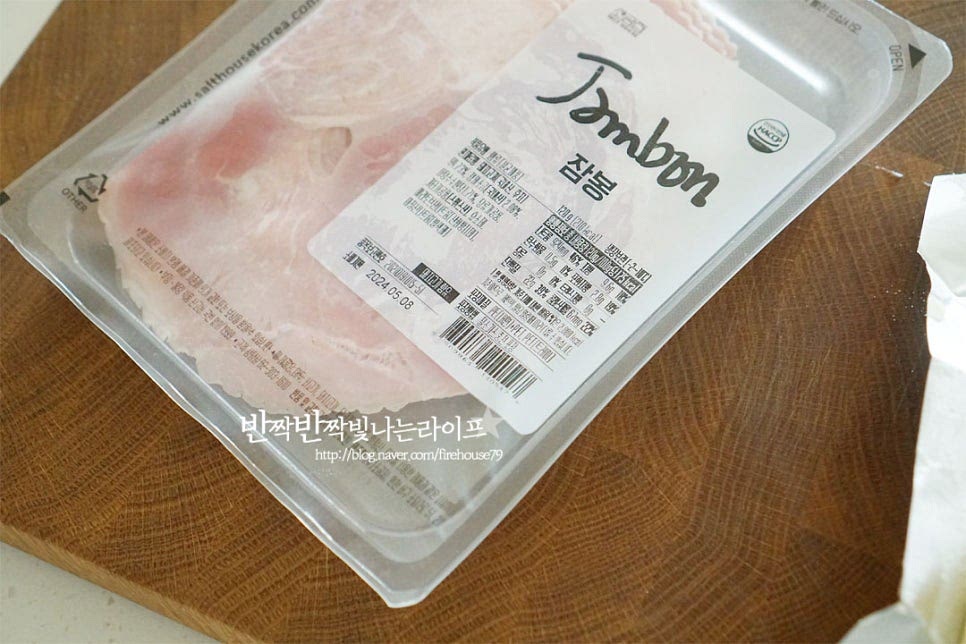 잠봉은 돼지 뒷다리살을 낮은 온도에서 천천히 익혀 기름기가 적어 담백하면서 짭조름한 맛이 있는 햄으로 샌드위치 속에 넣어먹으면 식감과 풍미 좋습니다. 얇게 저며 썰어있기 때문에 겹겹이 쌓아서 넣으면 먹는 맛이 좋습니다.