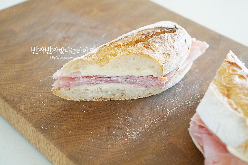 완성한 잠봉뵈르는 들고 먹기 좋은 크기로 잘라줍니다. 햄과 버터의 단순한 어울림이지만 소스를 더하고 싶다면 마요네즈나 홀그레인 머스타드를 곁들이거나 루꼴라나 잎채소, 토마토 등을 넣어도 푸짐하게 맛볼 수 있어요. 잠봉뵈르 샌드위치 기본 레시피로 바게트 속에 햄과 버터를 넣어 만들면 심플하게 어울려서 맛있어요. 영상도 같이 담았어요. 담백 고소한 풍미를 맛볼 수 있는 샌드위치로 바게트의 바삭하고 쫄깃한 맛 사이로 짭조름한 감칠맛과 부드러운 버터 재료의 맛을 그대로 느낄 수 있답니다. 짠맛이 있기 때문에 속재료 양을 조절해 주면 더욱 맛있게 맛볼 수 있어요. 요즘 많이 만들어 먹는 당근라페와도 잘 어울리니 레시피를 참고하여 간단하고 맛있는 바게트 잠봉뵈르 샌드위치 요리해드세요. 끄읕 !