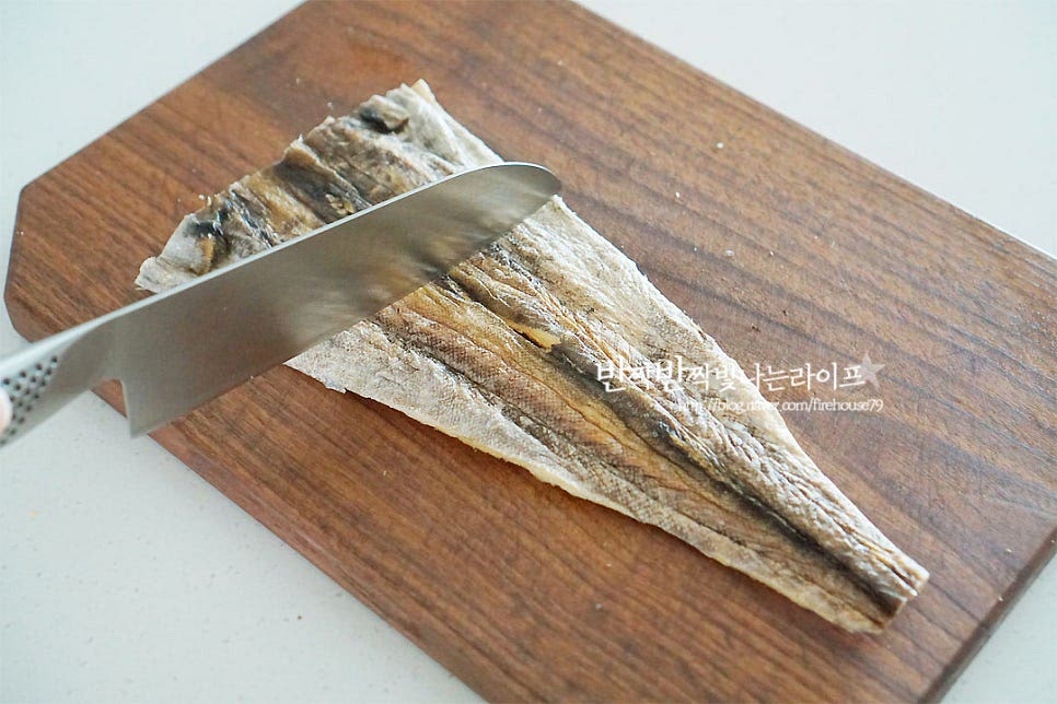 불려둔 걸 꺼내어 등 부분에 칼집을 넣어줍니다. 소스가 잘 스며들기도 하도 구웠을 때 오그라들지 않아요. 참기름을 앞뒤로 고르게 발라줍니다. 식감도 살리고 간이 잘 스며들도록 찹쌀가루를 약간 뿌려주어요.