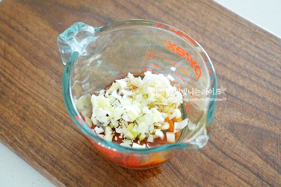 황태구이 양념을 만들어요. 매콤 달콤하게 만들어 감칠맛에 더해주었답니다. 고추장 1 큰 술 듬뿍, 고춧가루 2 큰 술 간장 1½ 큰 술, 다진 대파 2 큰 술 다진 마늘 1 큰 술, 맛술 2 큰 술 황설탕 1 큰 술, 조청 1 큰 술 참기름 1 큰 술, 통깨 약간 식용유 1 큰 술 넣어줍니다. 식용유가 들어가면 타지 않고 소스가 조화롭게 어우러진답니다. 간을 보고 재료를 가감하여 입맛에 맞게 맵고 단맛을 맞추어 주세요.