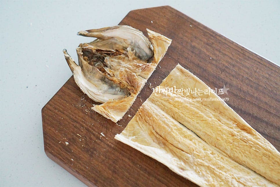 황태포를 먼저 손질하여 줍니다. 말려진 것이라 만져보면 바삭바삭한 느낌이 드는데요. 이대로 구우면 식감이 질기기 때문에 촉촉하게 다듬어 구워주어야 해요. 먼저 머리 부분을 잘라내어 줍니다. 가위를 활용하면 간편해요. 잘라낸 머리 부분은 육수를 우릴 때 넣음 국물이 진하게 우러난답니다~ 꼬리 부분도 잘라내어 주어요. 지느러미도 가위로 잘라내어주는데요. 말랐을 때 자르기 힘들다면 촉촉하게 불린 뒤 잘라주면 보다 손질하기 쉬워요. 먹기 좋게 머리, 꼬리, 지느러미를 잘라내어 주었어요. 흐르는 물에 적신 뒤 밀폐용기 또는 비닐팩에 담아 냉장고에서 10~15분 정도 넣어둡니다. 살을 촉촉하게 불린 뒤 황태포구이를 만들어 주어야 부드럽게 맛볼 수 있어요. 물에 담가두게 되면 맛있는 감칠맛이 빠져 촉촉하게 적셔 불려주었답니다.