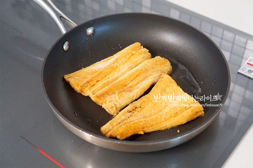 달군 팬에 식용유 약간 두르고 밑간해둔 재료를 구워줍니다. (크기가 커서 반으로 잘라 구워주었어요.) 겉면이 노릇해지면 만들어둔 소스를 고르게 발라줍니다. 타지 않도록 약불에서 뒤집어가며 구워줍니다. 먹기 좋게 잘라 그릇에 담아줍니다. 마지막으로 쪽파나 홍고추, 통깨를 약간 올려주면 색감이 더 먹음직스럽답니다~ 영상도 같이 담았어요. 포슬포슬 부드럽고 감칠맛 나는 식감에 매콤 달콤함이 어우러져 하나씩 먹는 즐거움이 있어요. 이렇게 구이로 즐길 때만의 식감과 감칠맛이 정말 맛나요. 빨간 맛 황태구이 맛있게 만들어 드세요^^ 끄읕 !