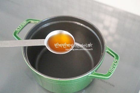 솥밥을 짓기 위해 스타우브 냄비를 준비했습니다. 3인 가족인 우리 집은 16사이즈를 즐겨 사용합니다. 냄비에 참기름 2 큰 술, 내장 맛술 1 큰 술을 넣고 가볍게 볶아줍니다. 참기름에 볶은 뒤 밥을 지으면 내장의 비린 맛을 잡고 고소한 풍미를 더욱 풍부하게 만들 수 있어요. 이렇게 볶기만 해도 구수함이 달라요. 타지 않도록 불을 조절해 주세요. 불린 쌀, 쯔유 2/3 큰 술을 넣고 함께 볶아줍니다. 짭조름한 감칠맛을 더하기 위해 쯔유를 넣었는데 농축 정도에 따라 양은 조절하여 주고 맛간장이나 국간장을 넣어도 좋습니다. 양을 적당하게 조절해주어야 짠맛보다 재료의 향을 살릴 수 있어요. 쌀알이 어우러지면 육수와 편으로 썬 전복을 넣어줍니다. 솥밥을 지을 때 밥물을 조절하기 위해 계량컵을 사용하는 게 좋으며 한두 번 밥을 지어보면 먹고 있는 쌀에 따른 물의 양과 된밥, 찰진밥과 같은 입맛에 맞는 익힘 정도를 알게 됩니다. 주걱으로 위아래를 저어가며 재료가 섞일 수 있도록 해주고, 끓으면서 죽과 같은 정도로 물이 줄어들면 약불로 낮추어줍니다. 약불에서 뚜껑을 덮고 13분 밥을 지어줍니다. 사용중인 인덕션(화력 0~9) 기준으로 1에 맞추어 설정해주었습니다.