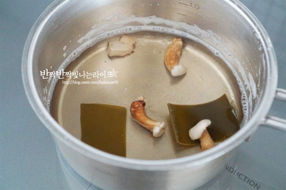 물을 부어서 만들어도 되지만 전복솥밥의 감칠맛을 깊게 해주기 위해 물 500ml에 다시마 2조각, 건표고를 넣고 15~20분 정도 우린 뒤 끓어오르면 3분 끓여 육수를 내어줍니다. 내장의 맛이 깊기 때문에 멸치를 넣은 육수보다는 다시마로 깔끔하게 맛을 내는 것이 잘 어울리며 손질하고 남은 밑동을 말려두었다가 육수를 우리는데 활용했습니다.