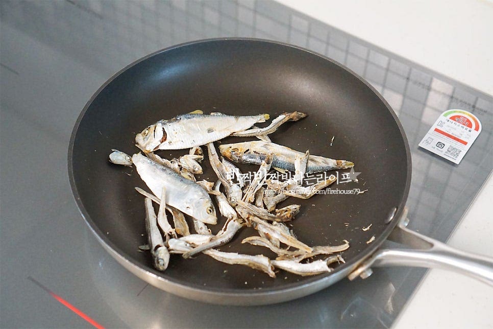 쯔유만들기 부터 시작해 보아요. 간장에 다시마와 가쓰오부시를 우려낸 육수에 간장을 넣어만든 것으로 집에서 쉽게 만들 수 있는 간단 버전으로 준비했어요. 멸치는 내장을 제거하고, 디포리와 같이 마른 팬에 볶아 비린내를 잡아주고 깊은 맛을 더해줍니다. 대파와 양파도 마른 팬에 한번 구워주었어요. 굽지 않고 넣어도 되는데 구워서 넣음 조금 더 깊은 맛이 나는 것 같아요. 대파는 뿌리까지, 양파는 껍질까지 같이 넣어주었어요. 냄비에 물 1L를 붓고 멸치, 디포리, 다시마 양파, 대파, 무를 넣어줍니다. 밑 국물을 우린 뒤 간장소스를 넣어도 되지만 간단하게 한 번에 넣고 끓여줄 것이에요. 간장 200ml, 황설탕 100ml 맛술 80ml도 같이 부어줍니다. 생각보다 설탕이 많이 들어가는데요. 단맛은 기호에 따라 가감해 주셔도 되는데 간장량의 반 정도 들어가면 적당히 단맛이 나요. 바글바글 끓으면 30분 정도 끓여주어요. 30분 뒤 불을 끄고 가쓰오부시를 넣고 섞어줍니다. 1분 정도 둔 뒤 체에 밭쳐 건더기는 건져내어 줍니다. 그대로 먹음 메밀소바육수가 진한 편이라 생수를 넣거나 얼음을 넣어 희석하여 주면 되어요. 저는 대략 물과 1:2 정도 넣어서 준비했어요.