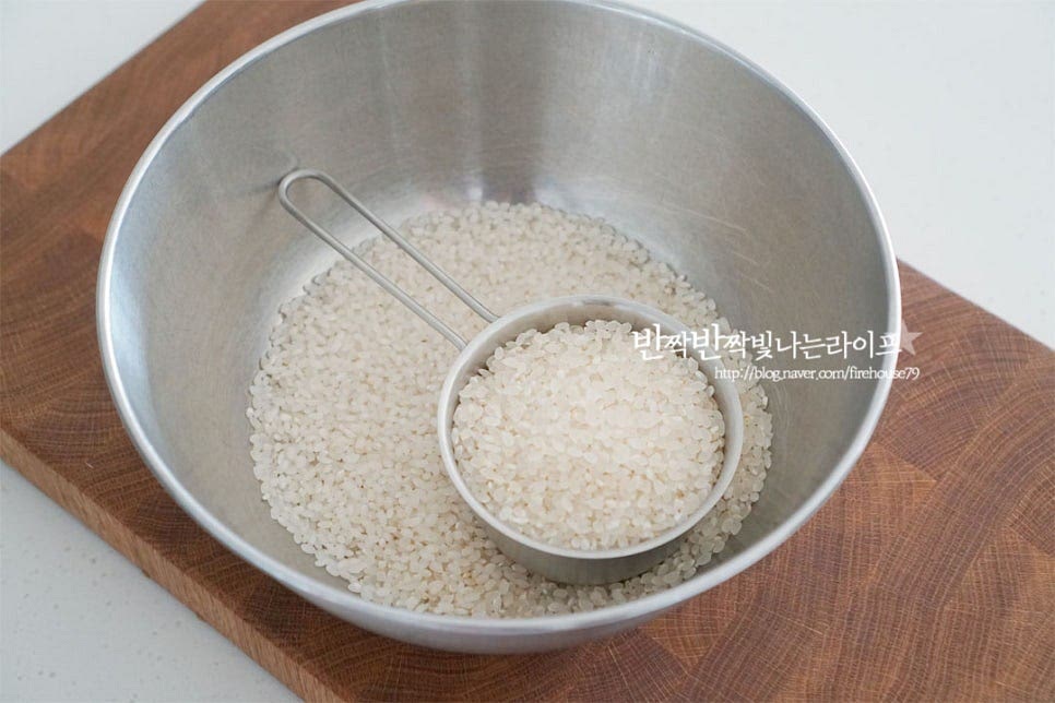 먼저 쌀을 씻어 불려줍니다. 기본적인 솥밥 밥물 비율은 불리기 전 쌀 기준으로 1:1으로 잡아주는데 품종에 따라 물을 적게 잡는 것이 있으며 햅쌀과 묵은 쌀에 따라 물은 조금 차이가 날 수 있습니다. 쌀을 씻은 뒤 잠길 정도로 물을 부어 불려주면 부드럽게 맛볼 수 있고, 체에 밭쳐 건식 불림을 해주면 쌀알의 식감을 살려 요리할 수 있어요. 저는 내장을 같이 넣고 요리할 것이라 건식 불림으로 20분 불려주었습니다.