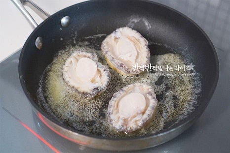 통째로 올려줄 것은 버터에 구워줍니다. 고소한 향미를 더하는 버터 또는 참기름, 들기름에 구워도 좋습니다. 너무 오래 익히면 질겨질 수 있어 겉을 노릇하게 구워줍니다. 버터구이를 전복밥 위에 올리면 고소함이 함께 퍼지면서 맛있어요. 향긋하게 곁들일 쪽파는 송송 썰어줍니다.