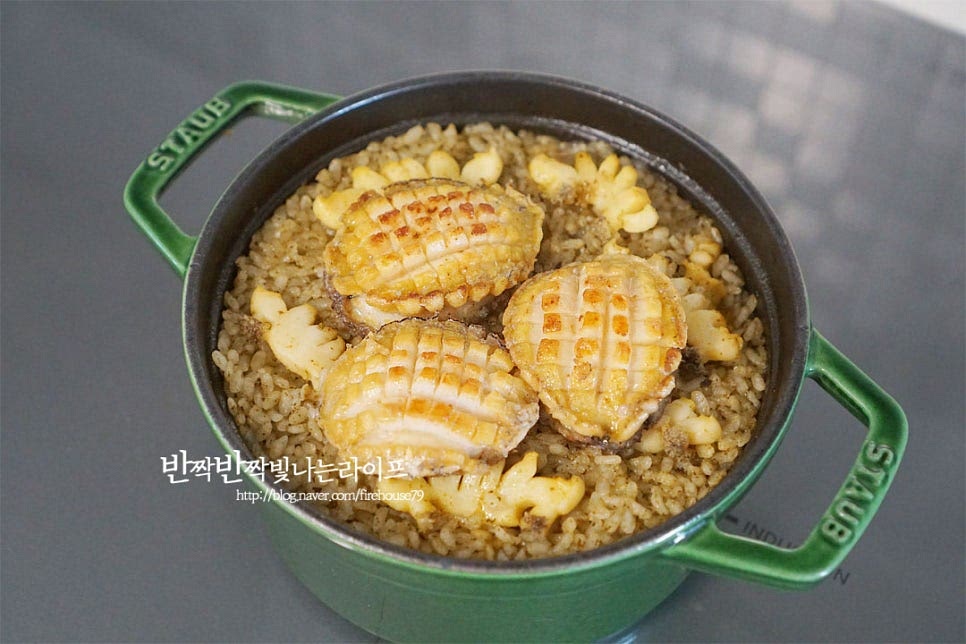 13분 뒤 불을 끄고 10분 뜸을 들인 뒤 뚜껑을 열어보면 고소한 내음이 가득 퍼집니다. 뜨거울 때 쪽파를 올려 슥슥 비벼 먹음 잔열로 가볍게 섞이면서 향긋함이 잘 어울려요. 부추나 당근, 버섯과 같은 재료를 넣어도 좋고요. 전복의 식감과 향에 내장의 고소함 솥밥의 구수한 맛이 어우러져 한 그릇 든든한 레시피로 완성입니다. 영상도 같이 담았어요. 내장까지 들어간 전복솥밥은 먹을수록 구수한 감칠맛이 깊게 느껴지는데요. 전복은 죽이나 찜, 구이와 같은 요리로도 많이 먹지만 밥에 넣어먹음 맛은 물론 든든하게 챙겨 먹기도 좋아요. 다양한 스타우브 솥밥 레시피가 담긴 반이짝이 요리책을 함께 보면 매일매일 반찬이 필요 없는 맛있는 식사를 준비할 수 있어요. 맛있는 솥밥을 간단하고 푸짐하게 요리해드세요. 끄읕 ! 반이짝이 요리책 은 아래 포스팅에서 좀 더 자세히 설명해두었으니 관심있으신 분들은 참고하셔요 !! ♥