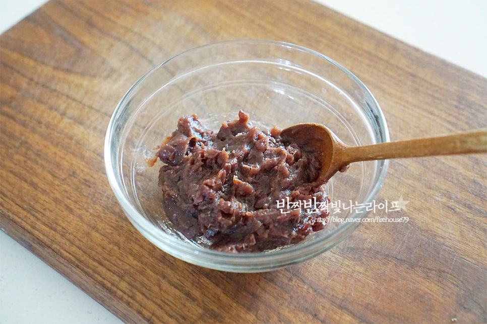 팥앙금은 시판용 준비했어요. 수제 팥앙금 만들기는 아래를 참고해 주세요. 팥소를 미리 소분하여 줍니다. 대략 15~20g 내외로 일정한 크기로 모양을 잡아 줍니다. 팥소에 호두나 아몬드 같은 견과를 같이 넣어도 고소하니 맛이 좋아요. 아이가 견과를 좋아하지 않아 저는 생략하고 만들었어요.