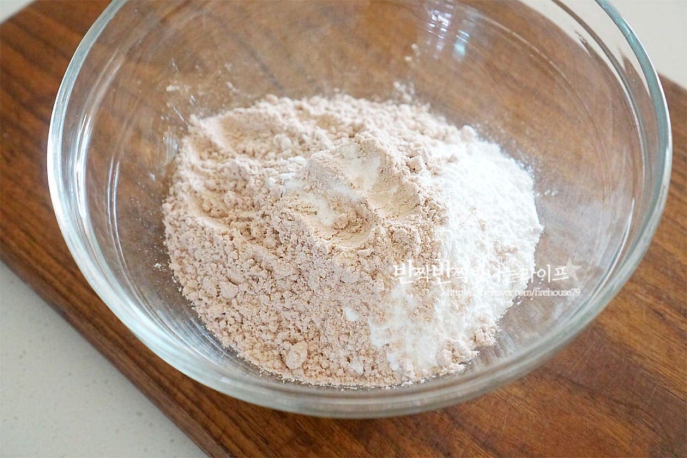 수수가루와 찹쌀가루를 섞어 만들어주었는데요. 수수가루만 넣고 만드셔도 좋고 저와 같이 찹쌀가루를 섞어 만드셔도 좋아요. 아무래도 수수로만 만들면 향이 더 진하고, 찹쌀가루가 들어가면 쫀득한 찰기가 더 있어요. 가루를 고르게 잘 섞어주었어요. 부꾸미 반죽은 익반죽 해주는데요. 먼저 팔팔 끓인 뜨거운 물에 소금 1/4 작은 술 넣고 녹인 뒤 물을 나누어 부어가며 반죽 농도를 조절해 줍니다. 간이 되어있는 가루라면 소금 간은 생략해 주세요. 조금씩 넣어가며 반죽을 뭉쳐줍니다. 습식, 건식이냐에 따라 가루의 수분 정도가 다르기 때문에 물의 양은 정해져있다기보다 만들면서 조절해 주시는 게 좋아요. 너무 질지 않으면서도 너무 되직하지 않은 정도로 찰기가 있는 상태로 반죽해요.