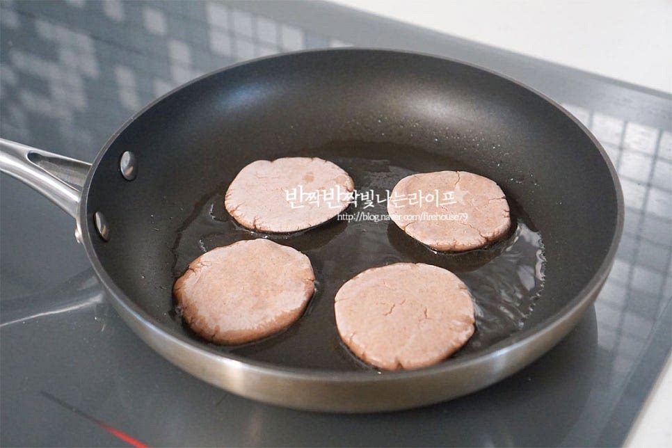 달군 팬에 식용유를 두르고 반죽을 구워줍니다. 저는 겉바속쫀의 식감을 좋아해서 기름을 넉넉히 두르고 겉을 바삭하게 구워주었어요. 앞뒤로 뒤집어 노릇하게 구워주고 반죽이 납작하게 펼쳐지도록 뒤집개로 눌러가며 구워줍니다. 노릇해지면서 부풀어 오르면 잘 익은 것이에요. 그럼 아주 약불로 낮추거나 불을 끈 뒤 팥소를 올려 반으로 접어줍니다. 이음새 부분을 꼭꼭 눌러주면 찰기로 인해 모양이 자연스럽게 잡혀요. 단맛을 좋아한다면 뜨거울 때 설탕을 솔솔 뿌려도 좋아요. 먹음직스럽게 대추 고명을 올려 그릇에 담아주었어요~ 영상도 같이 담았어요. 쭈욱 쫀득하게 늘어나는 찰진 맛이 겉은 바삭하면서 속은 쫀득하니 맛있게 잘 구워졌어요. 수수 특유의 풍미와 함께 찰기가 있어 식감과 맛이 잘 어우러진답니다. 찌는 게 아닌 지지는 떡이다 보니 식감이 매력 있답니다. 수수부꾸미 맛깔나는 간식 레시피 맛과 영양을 가득 담아 맛있게 만들어 드세요^^ 끄읕 !