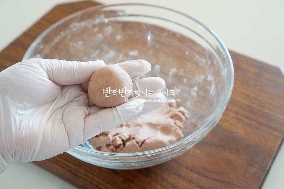 반죽은 대략 25g 정도씩 소분하여 동글동글 모양을 굴려줍니다. 손으로 눌러 납작하게 해주어요. 반죽이 마르지 않게 젖은 면포로 덮어가며 모양을 잡아줍니다.