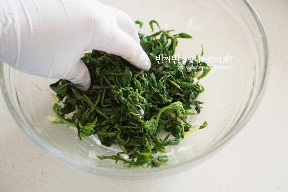간이 밸 수 있도록 조물조물 버무려줍니다. 통깨를 뿌려 완성합니다.