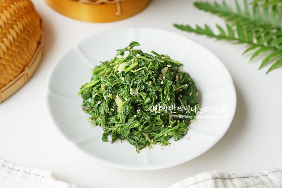 오가피순의 쌉싸래하면서도 향긋한 향이 봄의 맛을 가득 담아 완성했어요. 맛과 영양을 챙길 수 있는 반찬으로 먹기도 좋고 다른 봄나물들과 함께 비빔밥 만들어도 별미에요. 영상도 같이 담았어요. 오가피나물 무침을 만드는 레시피 중에서도 깔끔하게 재료의 맛을 살린 양념으로 보드랍게 데친 뒤 무쳐주면 간단하게 완성입니다. 향긋한 맛에 고소한 감칠맛 더해 맛있게 요리해드세요. 끄읕 !