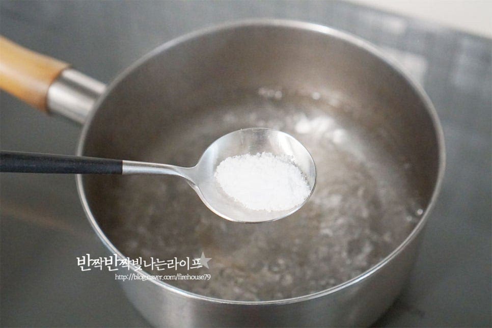 오가피가 잠길 정도로 냄비에 물을 붓고 소금 1/3 큰 술을 넣어줍니다. 소금을 소량 넣어주면 색이 더 선명하게 삶을 수 있습니다. 끓는 상태로 손질해둔 나물을 넣어주고 가볍게 뒤적여줍니다. 숨이 죽을 정도로 살짝 데쳐주는데 30초 정도 담갔다 숨이 죽으면 건져내어 찬물로 잔열을 식혀줍니다. 잔열로 물러지지 않게 찬물에 넣어 헹구어주면 무르지않게 요리할 수 있습니다. 쌉싸래한 쓴맛이 있는 봄나물이라 입맛에 따라 찬물에 조금 담갔다 요리하면 쓴맛을 조금 잡을 수 있습니다. 물기를 짜줍니다.