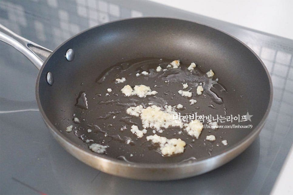 달군 팬에 식용유를 두르고 다진 마늘 1/2 큰 술을 먼저 볶아요. 마늘향이 올라오면 손질하여둔 마른꼴뚜기를 넣고 수분을 날리듯이 볶아줍니다. 마늘과 먼저 볶아 비린내를 잡아주었어요. 3분 정도 볶으며 수분을 날려준 뒤 만들어둔 양념을 넣어줍니다. 양념이 고르게 어우러지도록 볶아줍니다. 간을 보고 입맛에 맞게 간은 맞추어 주시면 됩니다. 고추도 같이 넣고 볶아주어요. 매콤함이 들어가면 또 맛나요. 참기름과 통깨를 넣고 마무리하여 줍니다. 마지막에 통깨 솔솔 뿌려주면 고소함까지 가득하답니다. 영상도 같이 담았어요. 짭조름하면서도 감칠맛나게 씹히는 맛이 도시락반찬 메뉴로 준비하기 딱이죠. 미리 물에 담가 세척해 주기만 하면 볶아서 만드는 건 정말 간단해요. 간단하게 만드는 꼴뚜기볶음 요리 맛있게 만들어 드세요^^ 끄읕 !