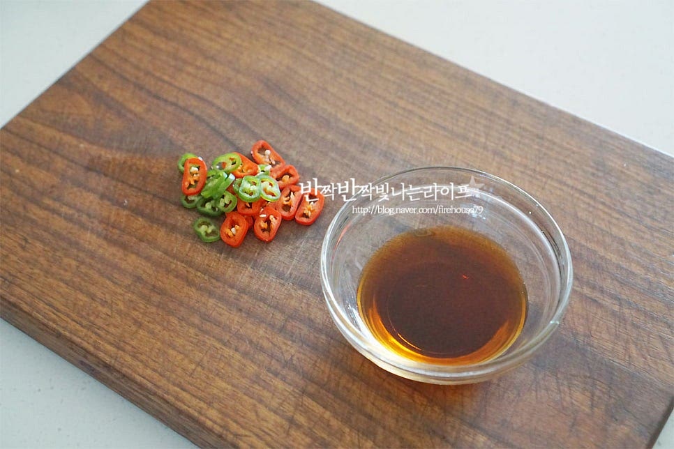 매콤함을 더해줄 고추는 얇게 썰어주고, 미리 양념도 준비해두었어요. 진간장 1 큰 술, 맛술 1 큰 술 생강술(청주) 1 큰 술, 올리고당 1 큰 술 넣어 준비해둡니다. 고추는 매운맛 기호에 따라 넣어주시고 양념재료는 재료의 짠맛 정도에 따라 간장과 올리고당을 가감하여 단짠 간을 맞추어 주시면 됩니다.