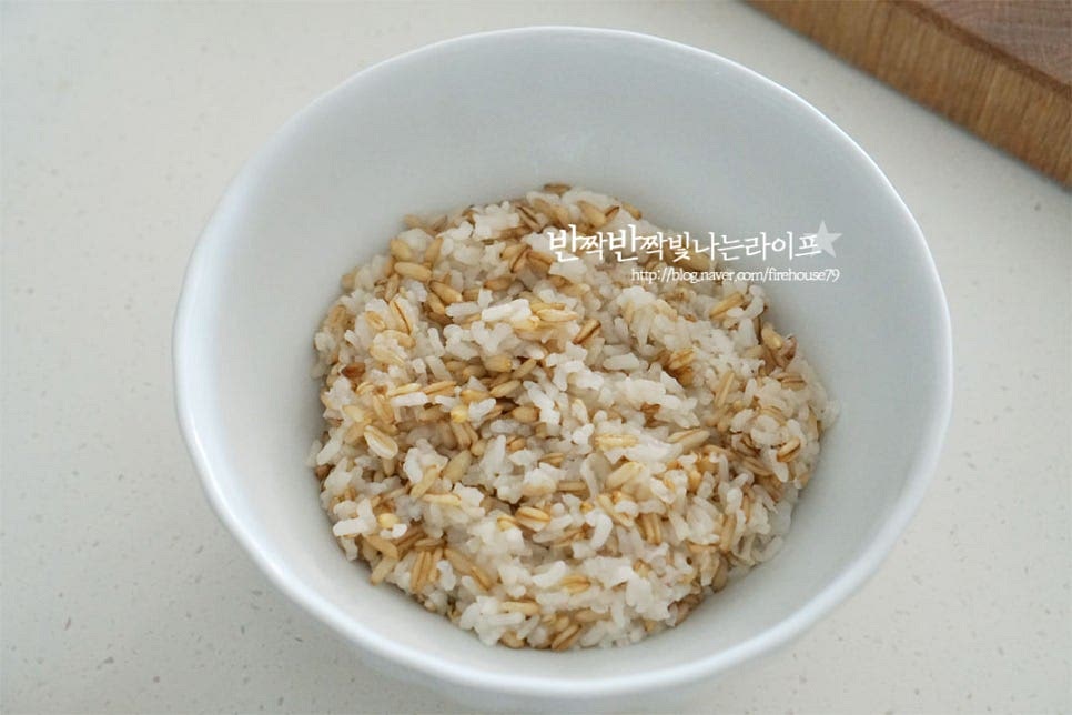 오목한 그릇에 고슬한 밥을 먼저 담아줍니다. 잡곡밥으로 만들었는데 바로 밥을 지어서 만들 때는 쌀과 함께 다시마 한 조각을 올려주면 윤기나고 감칠맛 나게 덮밥을 만들 수 있습니다. 덮밥 소스는 새우장 양념을 활용합니다. 새우장 양념을 3 큰 술 정도 넣어줍니다. 간에 따라 짜지 않게 조절해 줍니다. 한 번에 많이 넣기보다 부족하면 추가해 먹는 게 좋습니다. 먹기 좋도록 준비한 재료들을 밥 위로 올려주면 됩니다. 먼저 양파를 올려주고 손질해둔 새우도 가지런하게 담아줍니다. 가을 제철 새우가 달고 맛있어서 별다른 것 없이도 푸짐합니다. 날치알과 달걀노른자, 버터를 올리고 통깨 약간 뿌려줍니다. 짭조름한 간장에 고소한 버터가 맛의 풍미를 올려줍니다. 재료들을 먹음직스럽게 하나씩 올려주면 밖에서 먹는 맛 못지않게 집에서 근사한 생새우요리를 완성할 수 있습니다. 보기 좋은 것이 먹기도 좋다고 예쁘게 담아 마무리합니다.