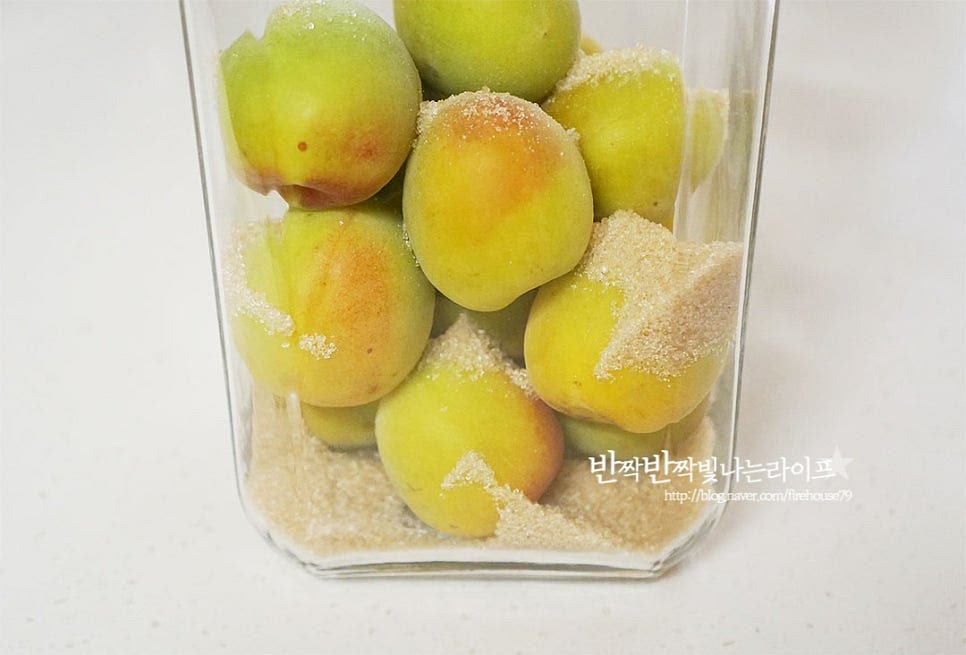 매실주는 2병을 담갔는데요. 한 병은 홍쌍리 명인 레시피로, 다른 것은 얼음설탕(빙탕)을 넣고 만들었어요. 먼저 홍쌍리 담그는 법은 소독한 병에 매실 1kg을 담아준 뒤 설탕을 넣어줍니다. (원당을 넣어 색이 약간 갈색빛이에요.) 하룻밤 재워두고 녹여줍니다. 이때 단맛은 입맛에 맞게 넣어주시면 되는데요. 단맛을 좋아한다면 넉넉히, 그렇지 않다면 적게 잡아주면 됩니다. 청매보다 황매가 향이 더 달콤하여 저는 100g 정도 넣어주었는데 더 달게 드시고 싶다면 200g 이상 넣어도 됩니다. 과실 본연의 단맛을 살려 만드셔도 좋고요.