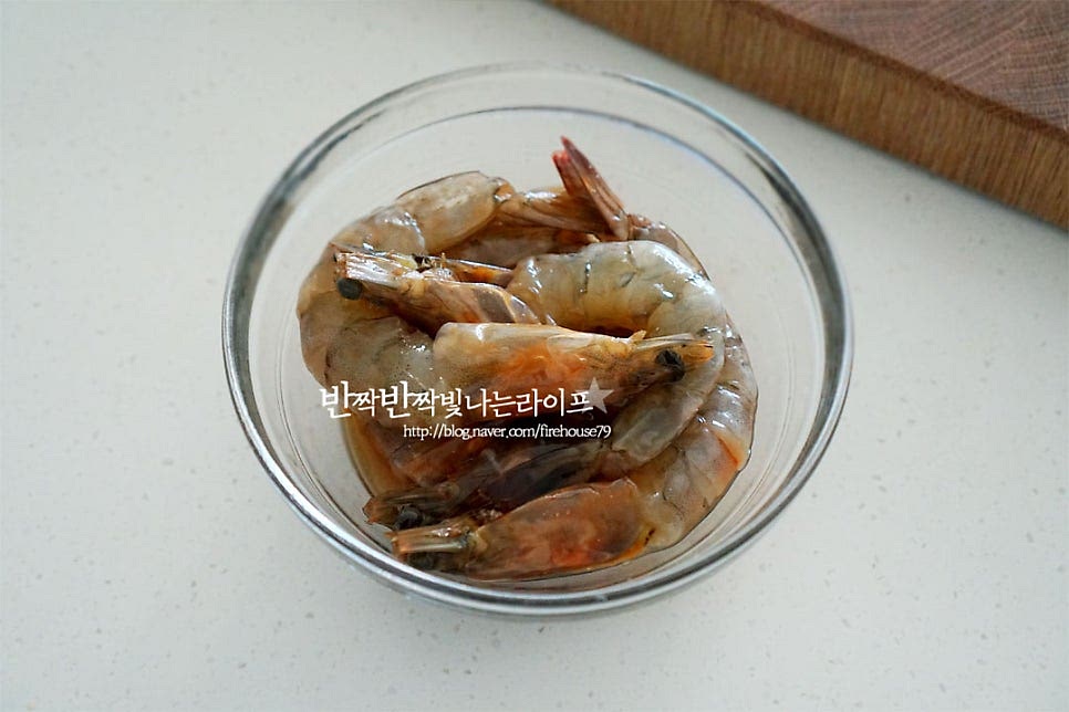 간장새우장을 준비했습니다. 먹기좋게 숙성이되어 짭조름한 달큰한 맛이 깊어졌습니다. 밥 위에 올려서 같이 떠서 먹기좋도록 껍질은 제거해서 준비합니다. 머리 부분의 내장은 고소하니 함께 올려도 좋습니다.