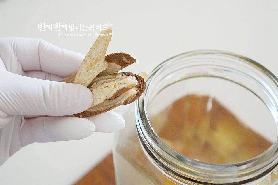 하룻밤 재운 뒤 감초 한 줌을 넣어줍니다. 앞서 말씀드린 것과 같이 쓴맛을 잡아주어 맛을 살린다고 합니다. 담금주를 부어줍니다. 매실주 도수는 25% 이상으로 마트에서 손쉽게 구입하실 수 있어요. 향이 날아가지 않도록 랩을 씌운 뒤 반음지에서 보관합니다. 숙성 중에 뚜껑을 열지 않고 그대로 1년을 숙성해 준 뒤 드시면 되어요. 3년정도면 맛이 더 깊어진다고 해요.