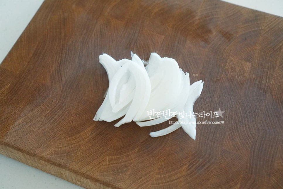 양파는 작은 것 1/2개 정도를 준비한 뒤 얇게 채 썰어줍니다. 아삭아삭 식감이 잘 어울립니다. 무순이나 어린잎을 준비해주셔도 좋습니다. 매운맛을 제거하고 식감을 살리기 위해 찬물에 담갔다가 건져내어 물기를 제거해줍니다. 냉동실에 소분해두었던 날치알이 있어 함께 준비했습니다. 날치알은 청주 약간 넣고 담갔다가 고운 채반에 밭쳐 알코올을 헹구어 손질해 줍니다. 생략 가능한 재료이지만 같이 넣어 요리하면 톡톡 알알이 터지는 식감이 새우의 탱글함과 잘 어울립니다.