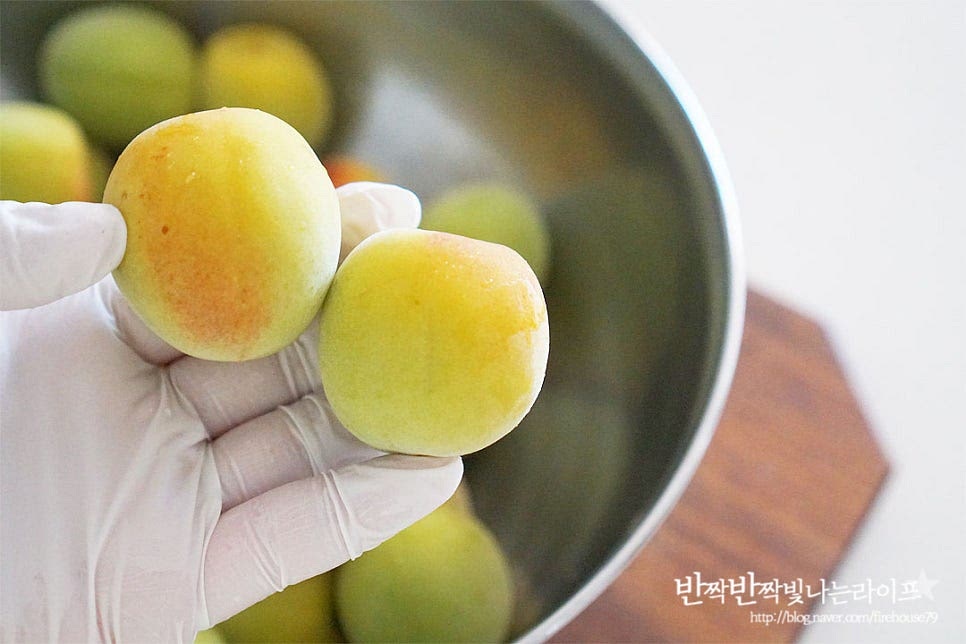 황매실은 식초를 희석한 물에 담갔다 깨끗하게 헹구어 씻어줍니다. 달콤한 향이 진하여 올려놓기만 해도 단맛이 느껴져요~ 세척한 뒤 물기를 건조해 줍니다. 넓은 체반에 올려 반나절 정도 두면 깔끔하게 말라요. 물기를 제거한 뒤 꼭지를 제거해 줍니다. 꼭지를 제거하고 세척하면 그 사이로 물이 들어갈 수 있으니 건조 후 이쑤시개와 같은 뾰족한 도구를 사용하여 제거해 주시면 간편합니다~