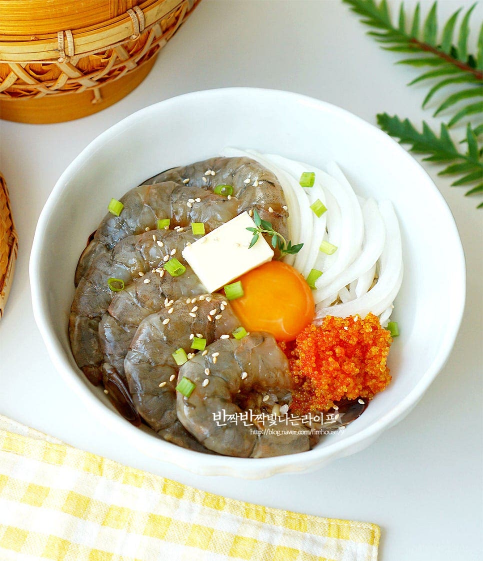맛있게 숙성된 간장 새우장을 올려 간단한 레시피로 완성했습니다. 제료들이 어우러지는 맛은 실패할수가 없답니다. 가을 새우장 만들기는 아래를 참고해주세요. 탱글탱글한 새우는 짭조름한 감칠맛과 먹을수록 달큰하며 아삭한 양파와 고소한 버터, 노른자까지 같이 먹으면 배로 맛이 좋습니다. 새우장만 있으면 간단하게 만들 수 있으며 든든한 식사를 챙겨먹을 수 있어 좋고요. 신랑이 좋아해서 제철에는 늘 생새우로 만들어먹곤하는데 오늘도 한 그릇 뚝딱했습니다. 간장 새우장이 맛있게 숙성되면 덮밥 한그릇 맛있게 요리해드세요. 끄읕 !