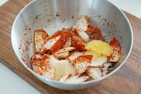 절인 무에 양념을 버무려줍니다. 고춧가루 2 큰 술, 액젓 1½~2 큰 술 간 마늘 1 큰 술, 황설탕 1 큰 술 매실액 1 큰 술을 넣어줍니다. 새콤달콤한 간에 따라 설탕은 조절해 줍니다.