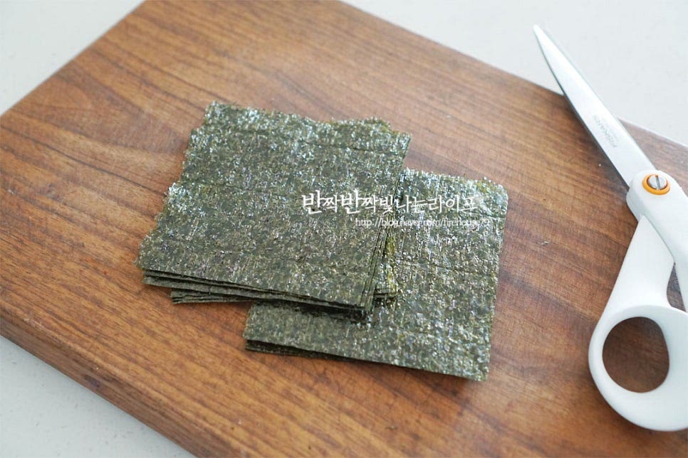 김밥용 김은 4등분으로 잘라줍니다. 밥에 소금 한두꼬집, 참기름, 깨소금 넣고 밑간하여 버무려줍니다. 김 위에 밥을 펼쳐 올린 뒤 동그랗게 말아줍니다. 김밥 겉으로 참기름을 골고루 발라주면 모양이 예쁘게 고정되고 고소한 맛이 좋아요. 먹기좋게 담아 통깨 약간 뿌려주면 맛있게 완성이에요. 영상도 같이 담았어요. 김에 밥을 바로 말아서 먹음 고소하고 탱글 한 식감이 더 좋고요. 쫄깃한 오징어어묵무침과 새콤달콤 무김치 같이 먹음 식감과 풍부한 맛에 손이 가요~ 충무김밥 오징어무침 무김치 곁들여 고소하고 매콤 새콤달콤 맛있게 만들어 드세요^^ 끄읕 !