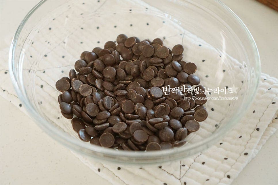 다크커버춰로 먼저 만들어 보겠습니다. 커버춰는 앞서 말씀드린 대로 템퍼링 작업이 필요해요. 녹였다가 찬물에 식혀 다시 온도를 올리는 과정 때문에 온도계로 온도를 측정하여 녹여주어야 해요. 다크/밀크/화이트와 종류에 따라 온도가 조금씩 다르기 때문에 구매 시 템퍼링 온도를 참고하여 녹여주시는 게 가장 좋습니다. 저는 조금 간단하게 녹이기 위해 2/3 정도를 녹인 뒤 나머지 1/3을 넣고 녹여 온도를 떨어뜨리는 방법을 활용했어요. 먼저 2/3분량의 초콜릿을 녹여줍니다. 중탕 또는 전자레인지 사용하시면 되고요. 높은 온도로 녹이는 게 아닌 40~45도 정도의 온도로 녹여주었습니다. 전자레인지를 사용하실 땐 한 번에 열을 가하지 않고 30초씩 끊어서 녹여주셔야 온도가 높게 오르거나 타지 않아요. 40도 정도로 녹여주었습니다. 나머지 1/3양을 넣고 온도를 떨어뜨리며 녹여줍니다. 마지막 초콜릿 온도가 31도가 되도록 녹여주었습니다. 녹인 초콜릿은 사각 틀에 부어주었어요. 미리 사다 둔 틀이 있어 활용하였는데요. 무스 틀이나 사각 트레이에 담아주셔도 좋아요. 틀이 없다면 종이 포일에 고르게 펼쳐 올려주셔도 좋고요. 그리고 토핑을 올려줍니다. 견과류와 건과일을 다양하게 올려주었어요. 색감을 살려 올려주시면 더 먹음직스러워 보인답니다. 오레오나 마카롱, 마시멜로 등 과자류를 곁들여주셔도 좋아요.