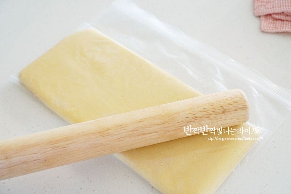 지퍼백에 네모나게 모양을 내어 담아줍니다. 세로 10~11cm, 두께 1cm로 균일하게 반죽을 만들어줍니다. 냉동실에 넣고 1시간 휴지해줍니다. 한 시간 뒤 꺼내어 길이 11cm, 폭 1~1.5cm로 잘라주어 팬닝해요. 반죽이 녹지 않게 빠르게 작업해 줍니다. 170도 예열한 오븐에 넣고 170도 20분 구워줍니다. 기기의 사양에 따라 온도와 시간은 조절해 주세요. 구운 뒤 식힘망에 올려 식혀줍니다. 수제 빼빼로 만들기